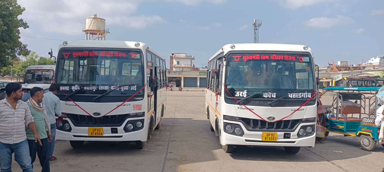 फोटो-01 -रोडवेज बस अड्डे पर खड़ी मुख्यमंत्री ग्राम परिवहन सेवा की बसें। संवाद