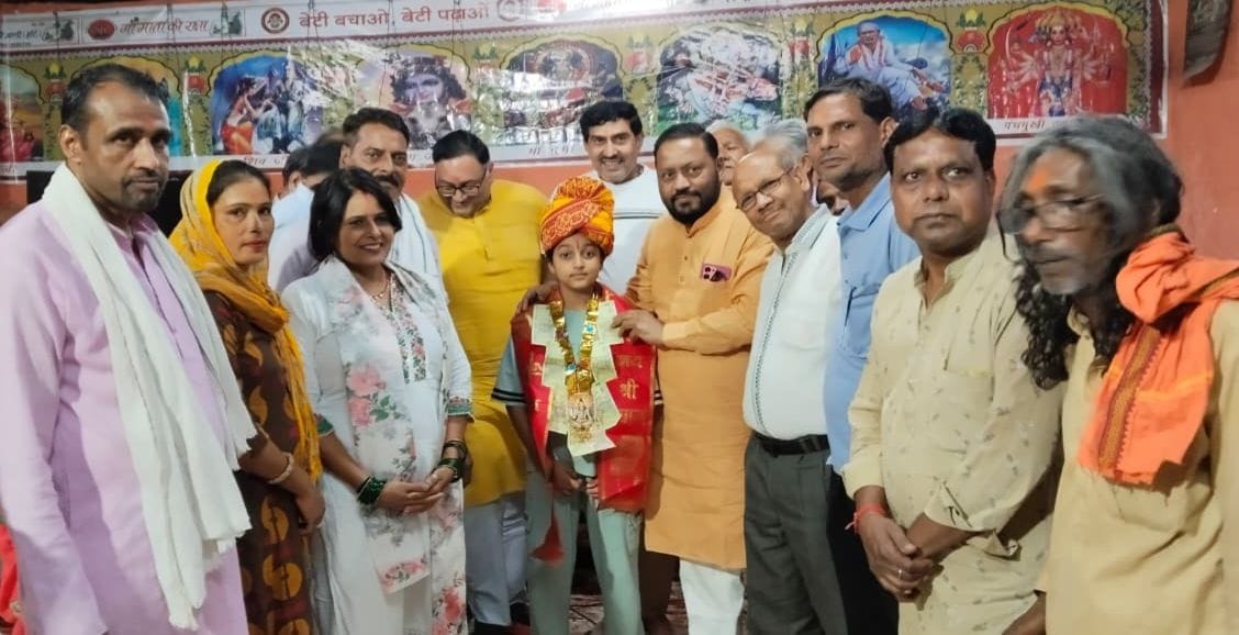 Rashtriya Janseva Mandal honored gold medalist Shraddha Yadav.
