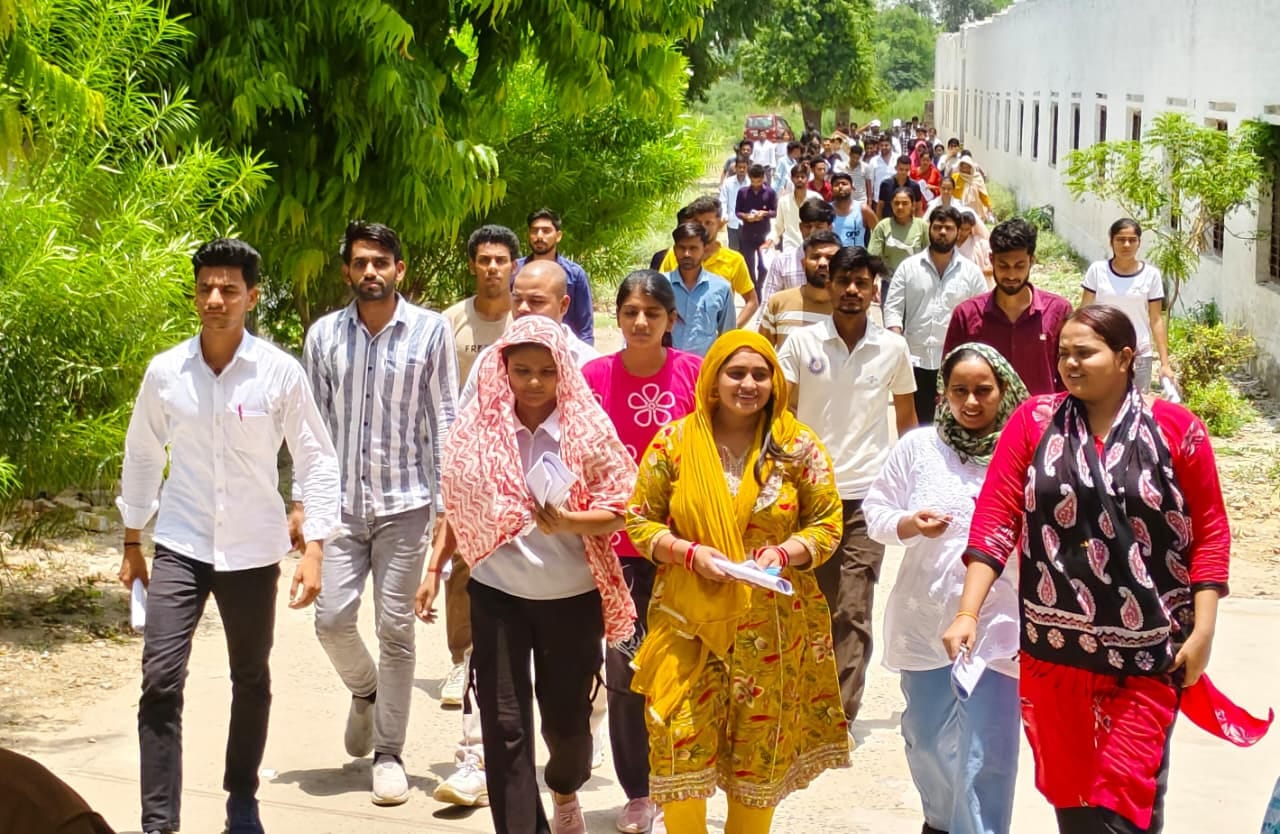 फोटो-13 कमालगंज के आरपी इंटर कॉलेज से पुलिस भर्ती परीक्षा देकर निकलते परीक्षार्थी। संवाद