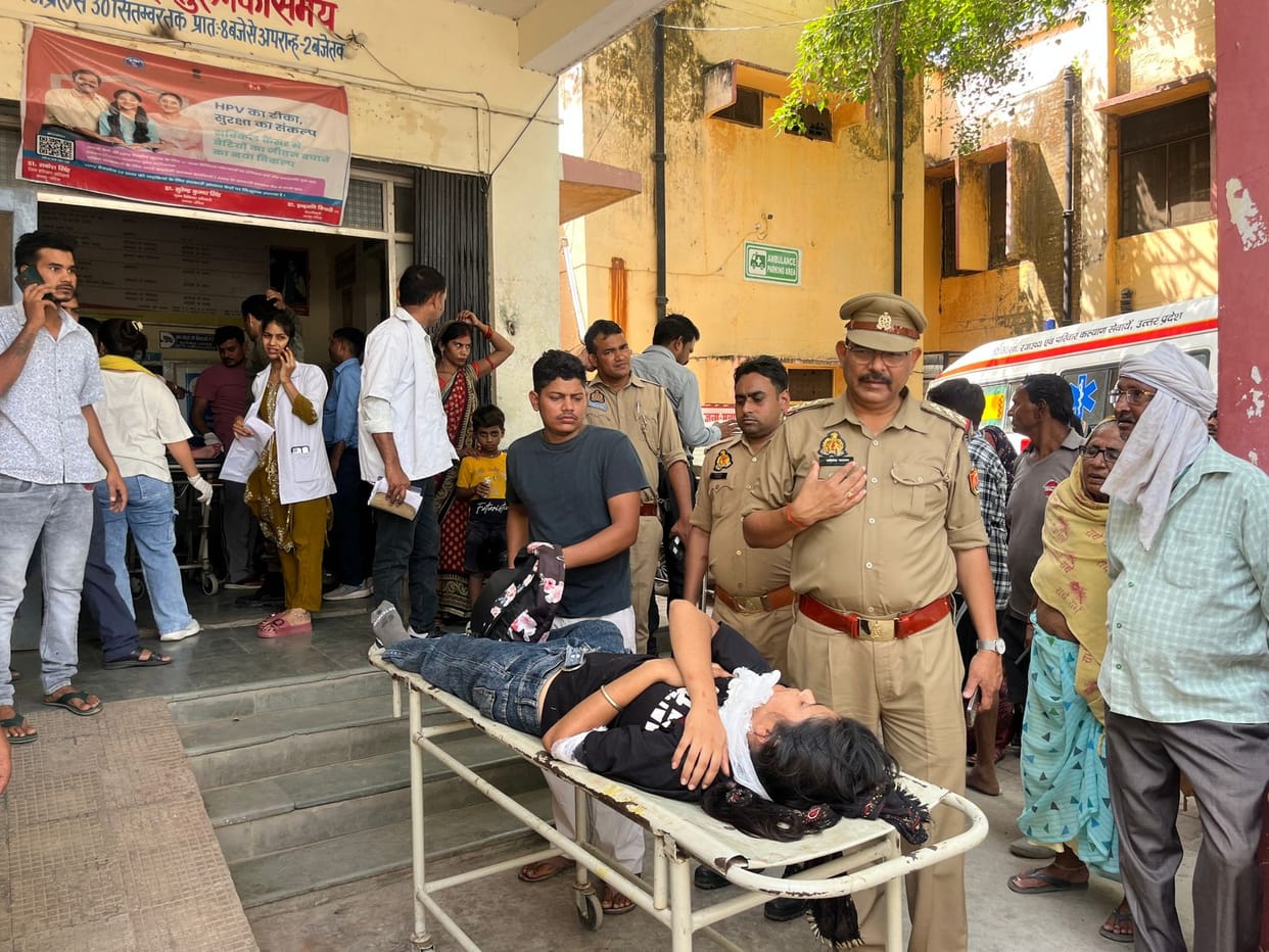 E-rickshaw and bike collide, eight people including two children injured