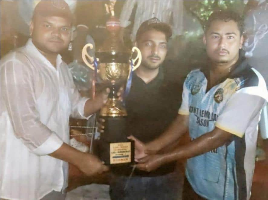 फोटो-18- विजेता टीम के कप्तान फरमान को ट्राफी देते आयोजक। स्रोत: आयोजक