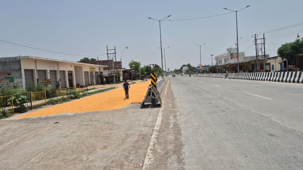 Drying corn on the roads increases the risk of travel accidents.