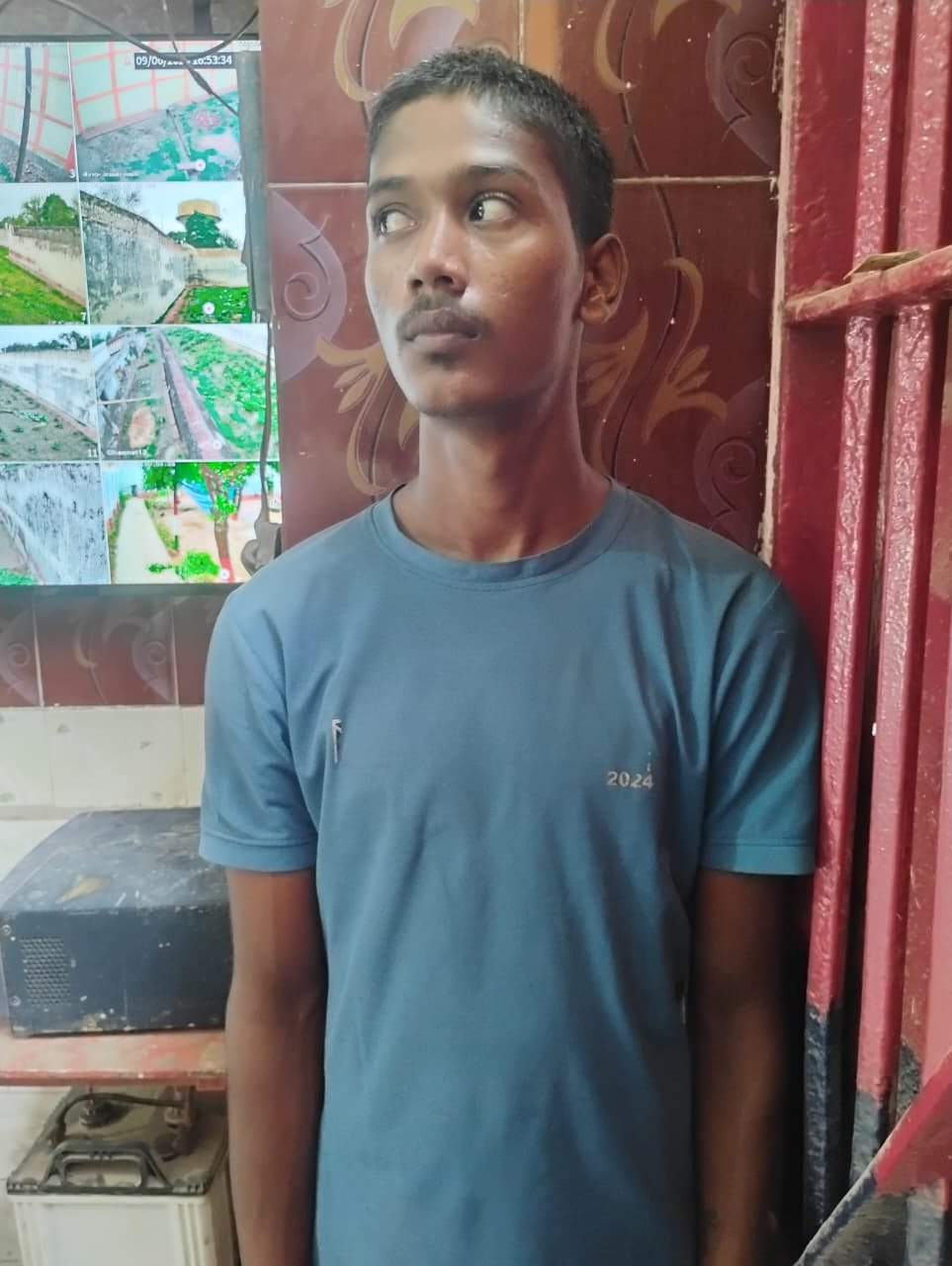 Three arrested for snatching mobile phone