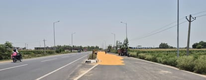 फोटो-29 पलरिया में भूमिगत नाले के ऊपर टूटा जाल। संवाद