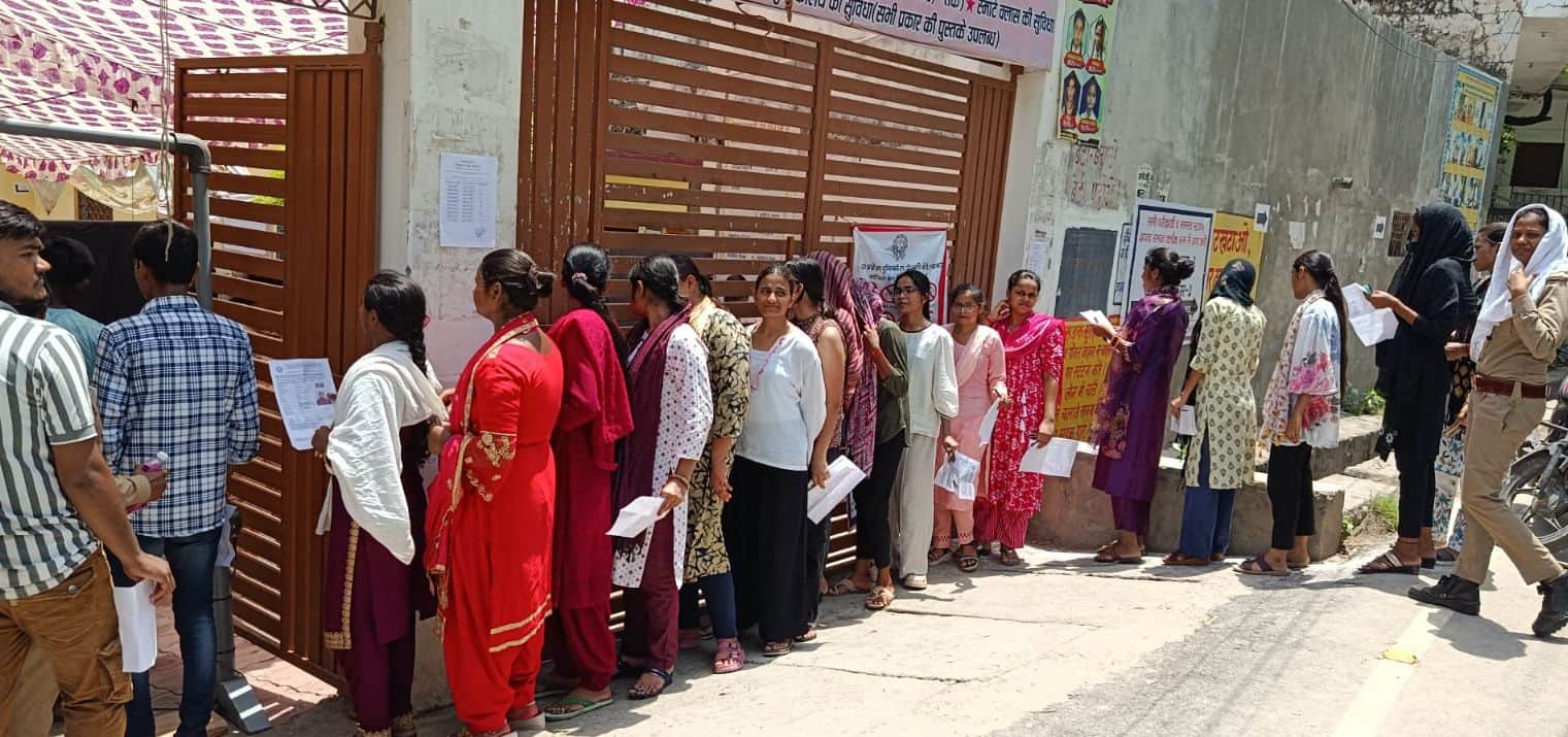 फोटो-42- श्याम कुमारी सेठ बालिका इंटर कॉलेज परीक्षा केंद्र पर लाइन में खड़ी महिला अभ्यर्थी। संव