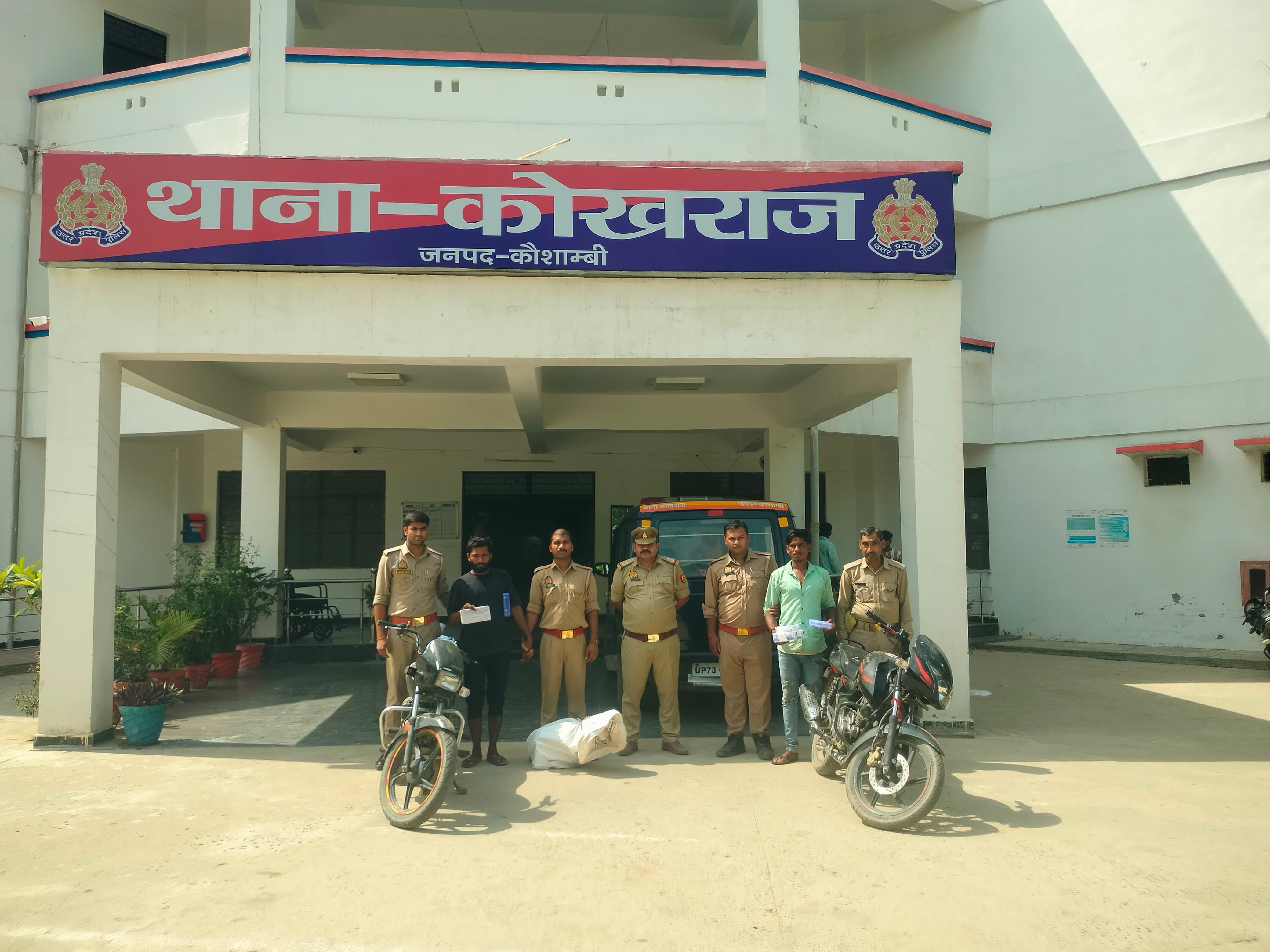 गिरफ्तार बाइक चोर गिरोह के दोनों आरोपी। स्रोत: पुलिस