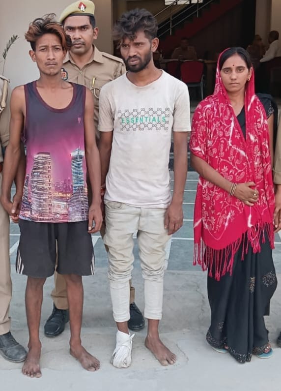 Three members of a gang that stole cash and jewelry from passengers' purses arrested.