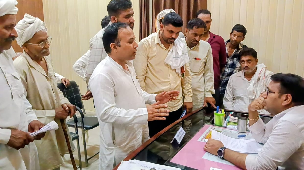 Villagers submitted a memorandum to the Tehsildar demanding the removal of encroachments.