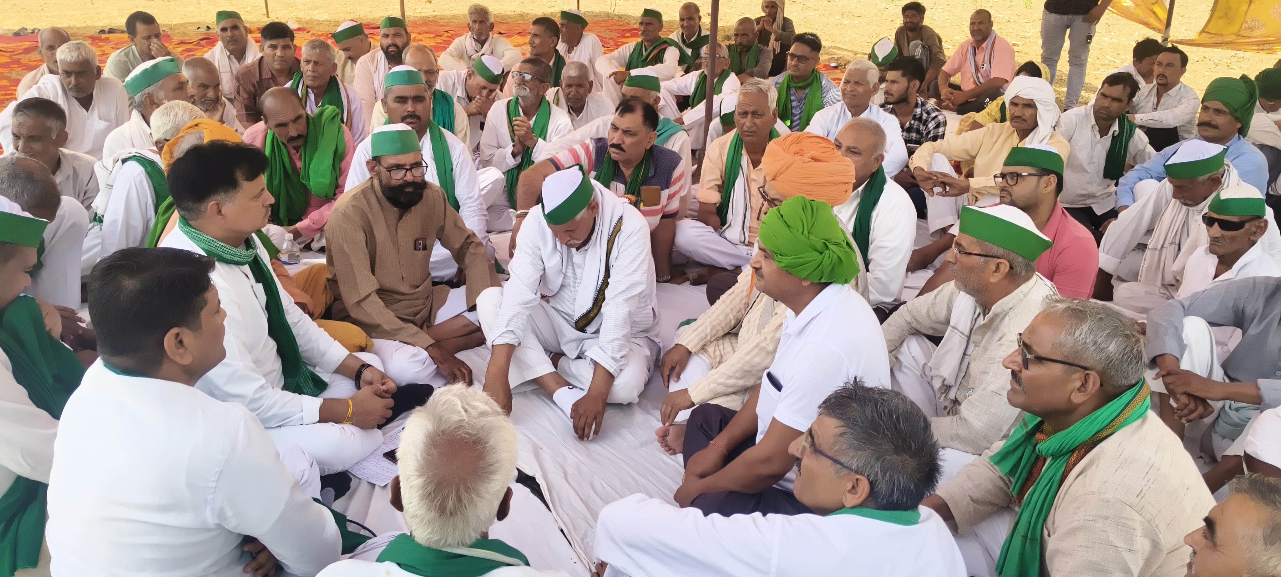 गांव अभयपुरा में किसान महापंचायत में उपस्थित किसान।