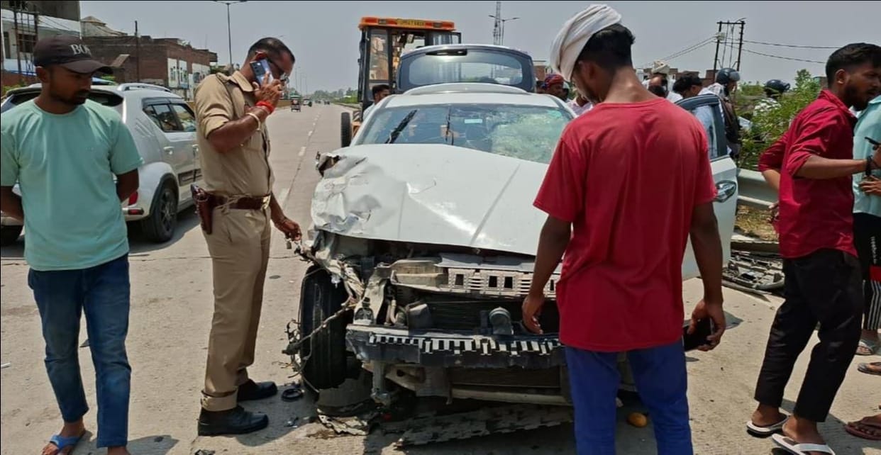Horrific road accident on four-lane highway; 7 injured, including a *Lekhpal*, in collision between car and auto-rickshaw