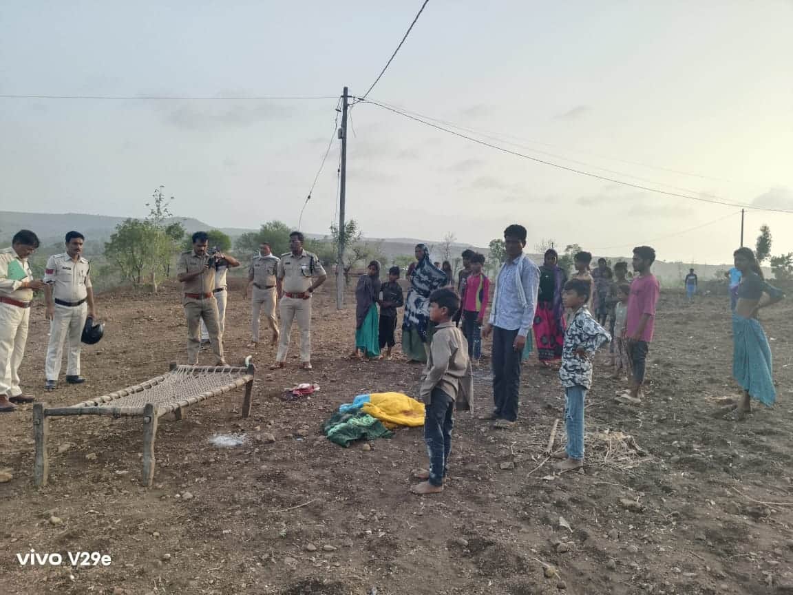 घटना स्थल पर जांच करते पुलिस अधिकारी।