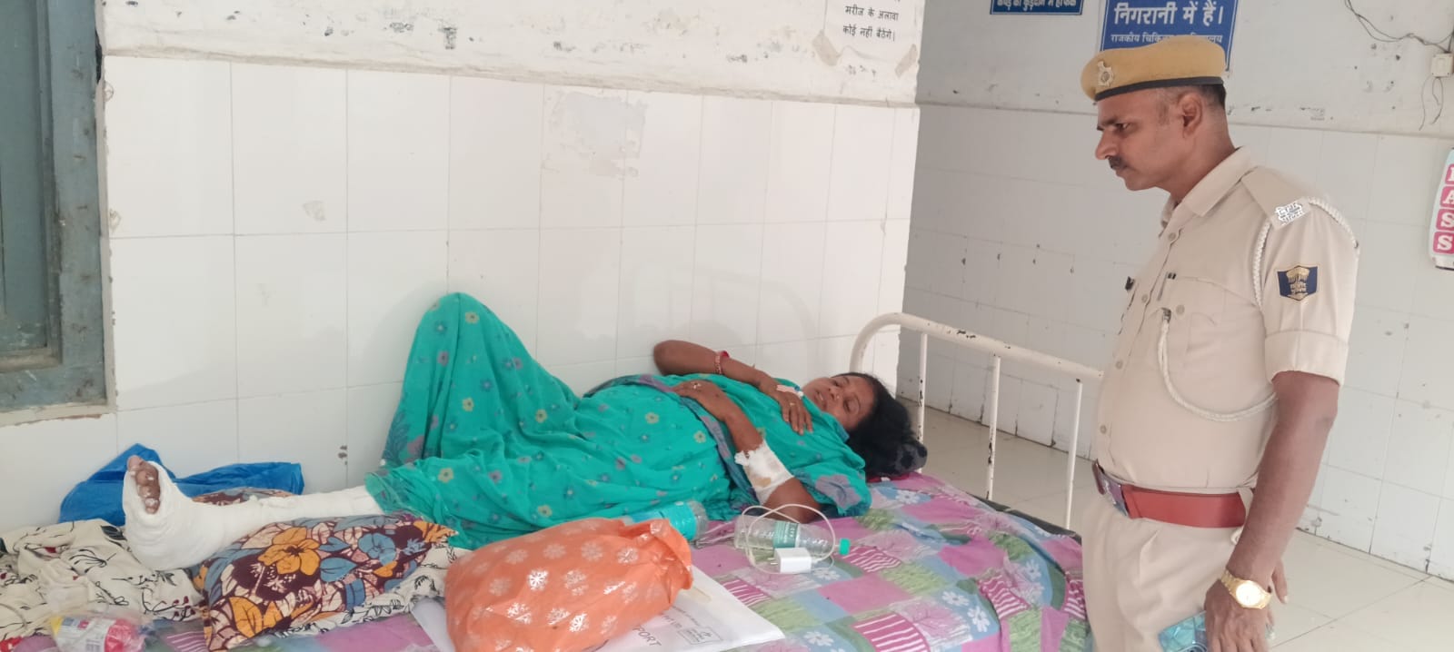 घायल से मामले की जानकारी लेते पुलिस