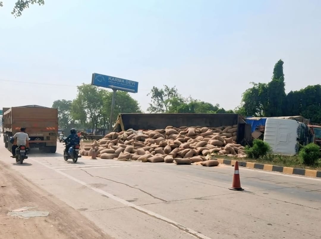 A trailer loaded with corn overturned on the highway