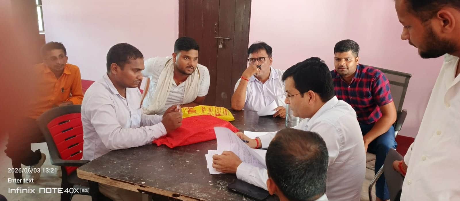 जांच करते अधिकारी