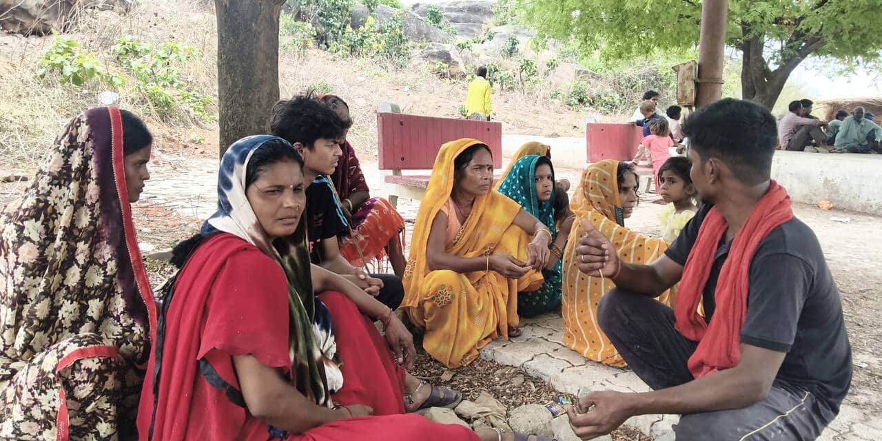 जिला अस्पताल के पोस्टमार्टम हाऊस पर मृतक महेंद्र के परिजन।संव