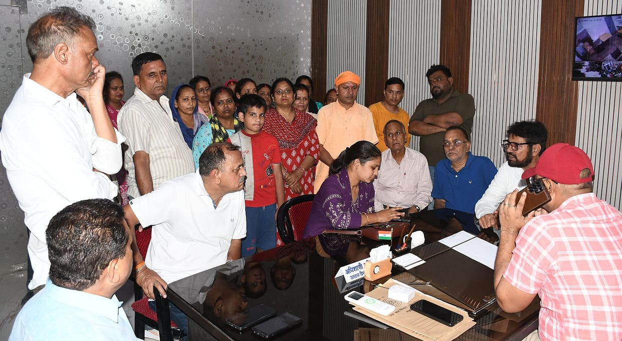 People facing a drinking water shortage besieged the Water Department office.