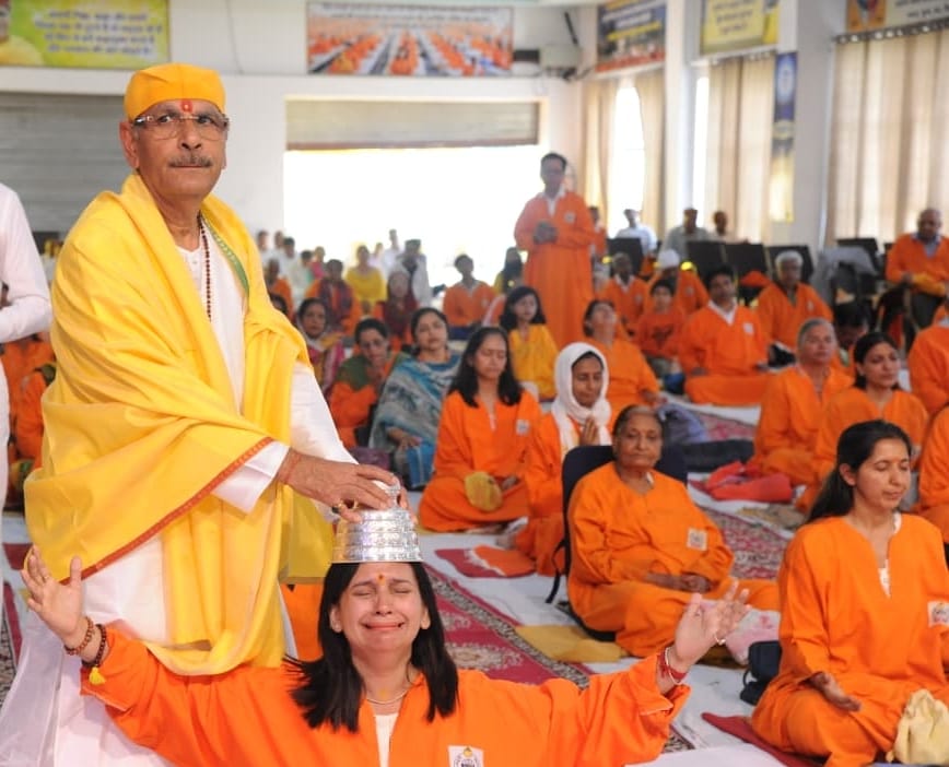 Seekers overwhelmed with emotion by the divine Shaktipat.
