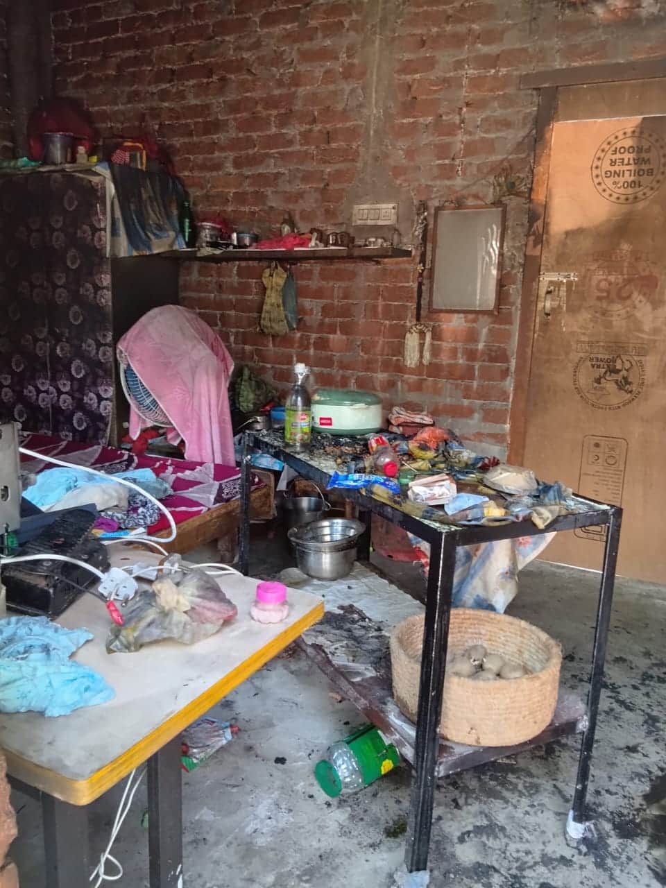 A short circuit caused a fire in the house, burning goods and cash.