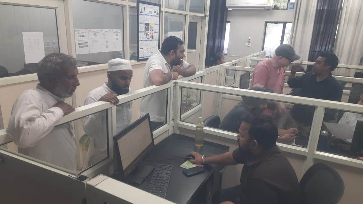 क्रीड कार्यालय में पीपीपी की त्रुटियां ठीक कराने पहुंचे लोग। संवाद