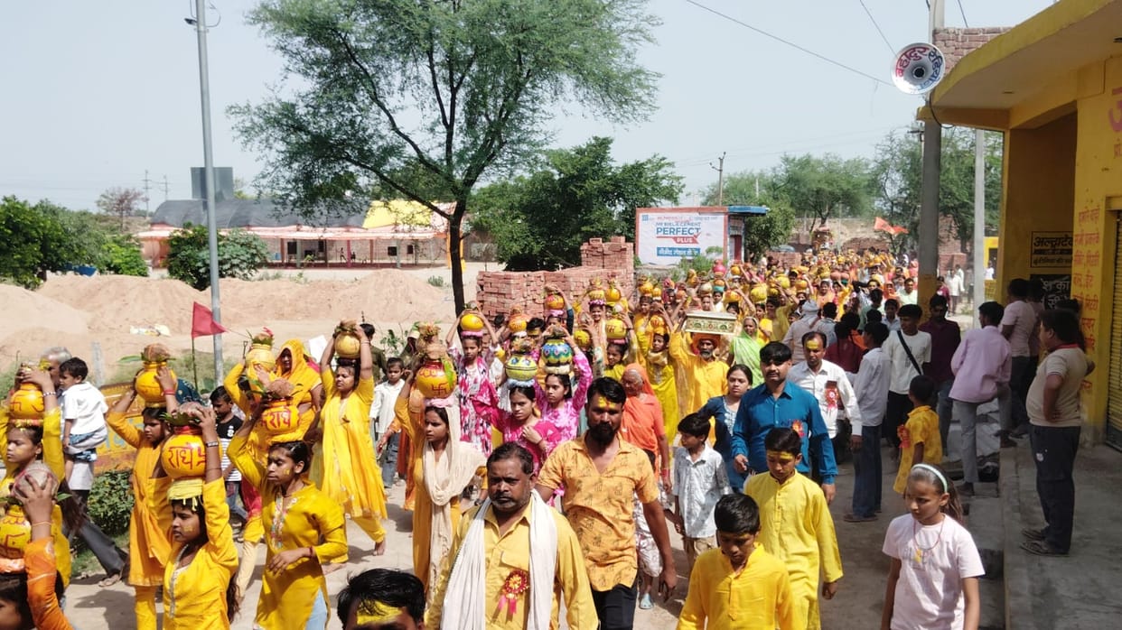 Shrimad Bhagwat Katha was inaugurated with a grand Kalash Yatra, a wave of faith surged, narrator Pt. Ravi Shankar Parashar explained the spiritual significance of Bhagwat Katha.