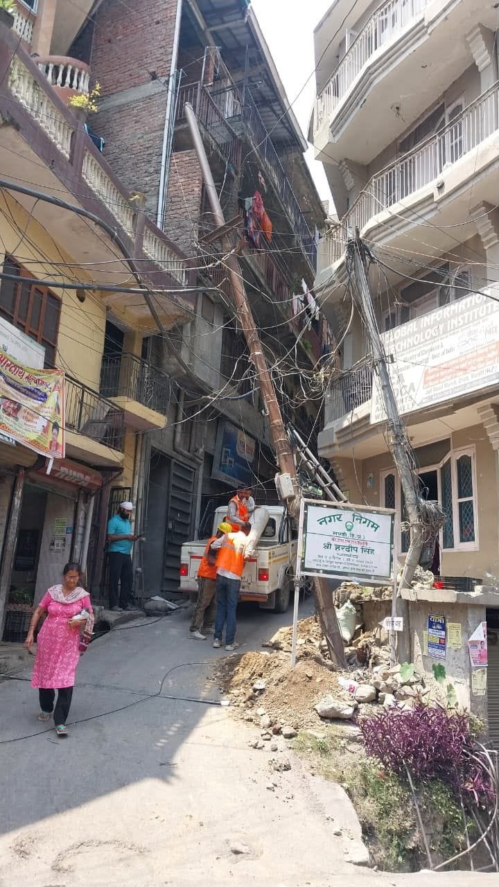 Truck uproots electricity pole, power outage in Mandi town