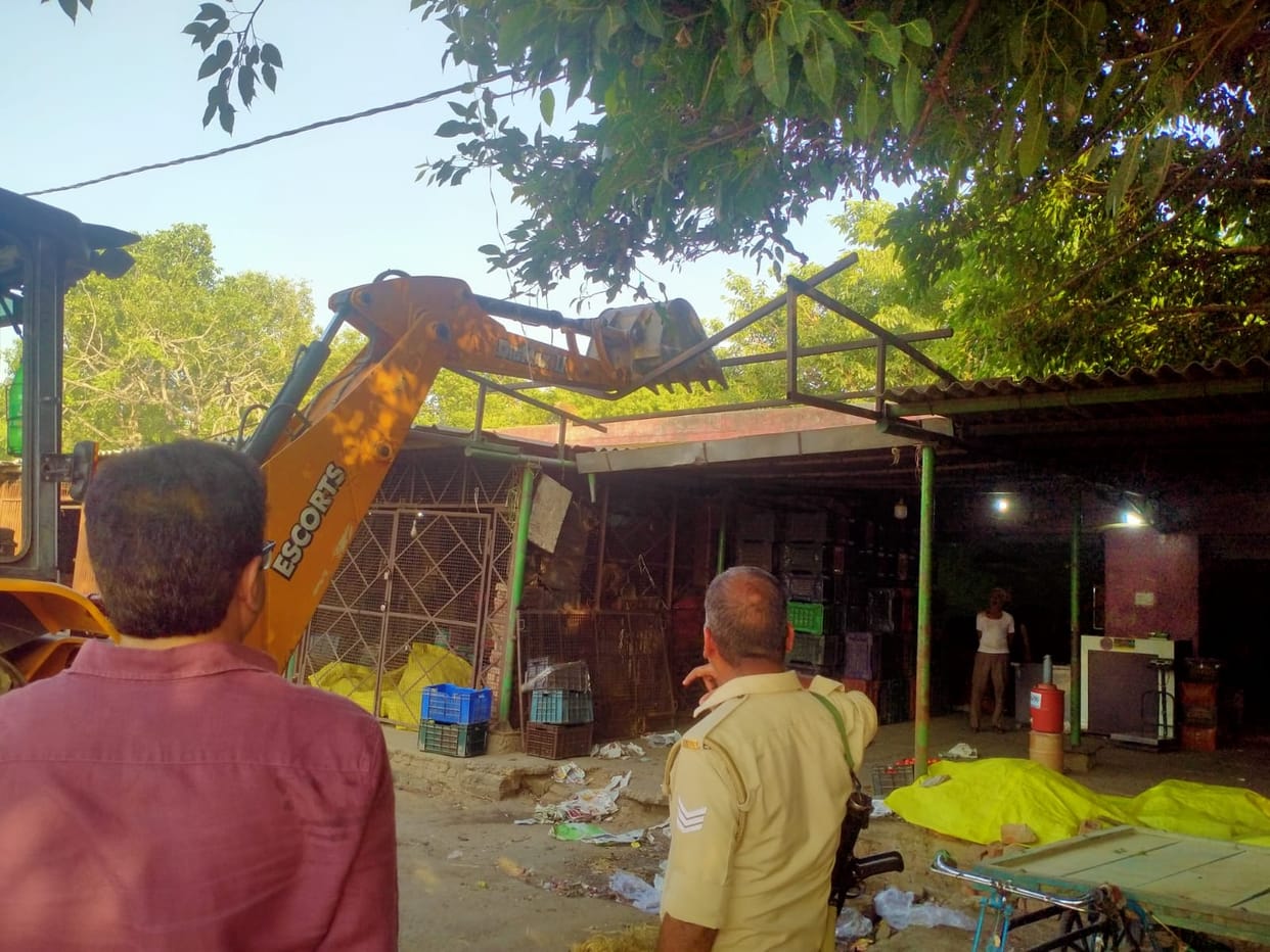 Bulldozers run on unauthorized encroachments in Mandi