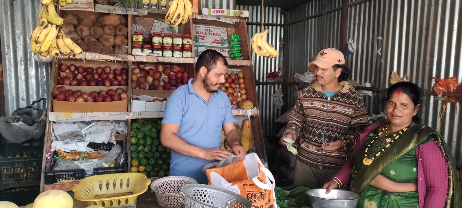 नगर बाजार में फल और सब्जियों की खरीदारी करते ग्राहक। संवाद