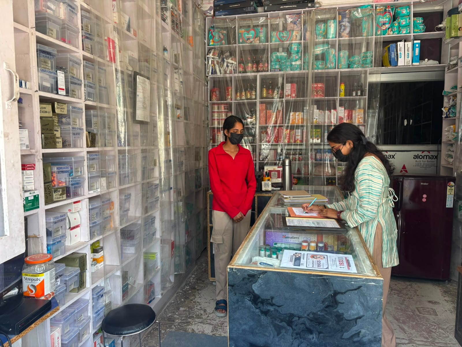 नगर में निरीक्षण के दौरान मेडिकल स्टोर में अभिलेखों की जांच करती औषधि निरीक्षक। स्रोत: विभाग