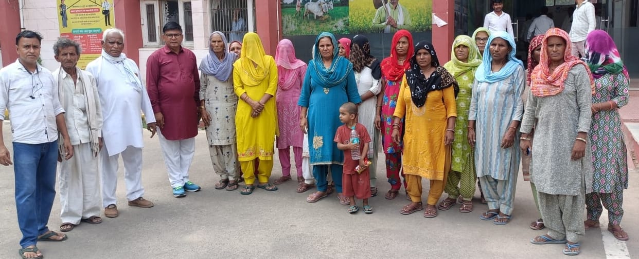 Women troubled by the drinking water crisis reached the Mini Secretariat and appealed for a solution