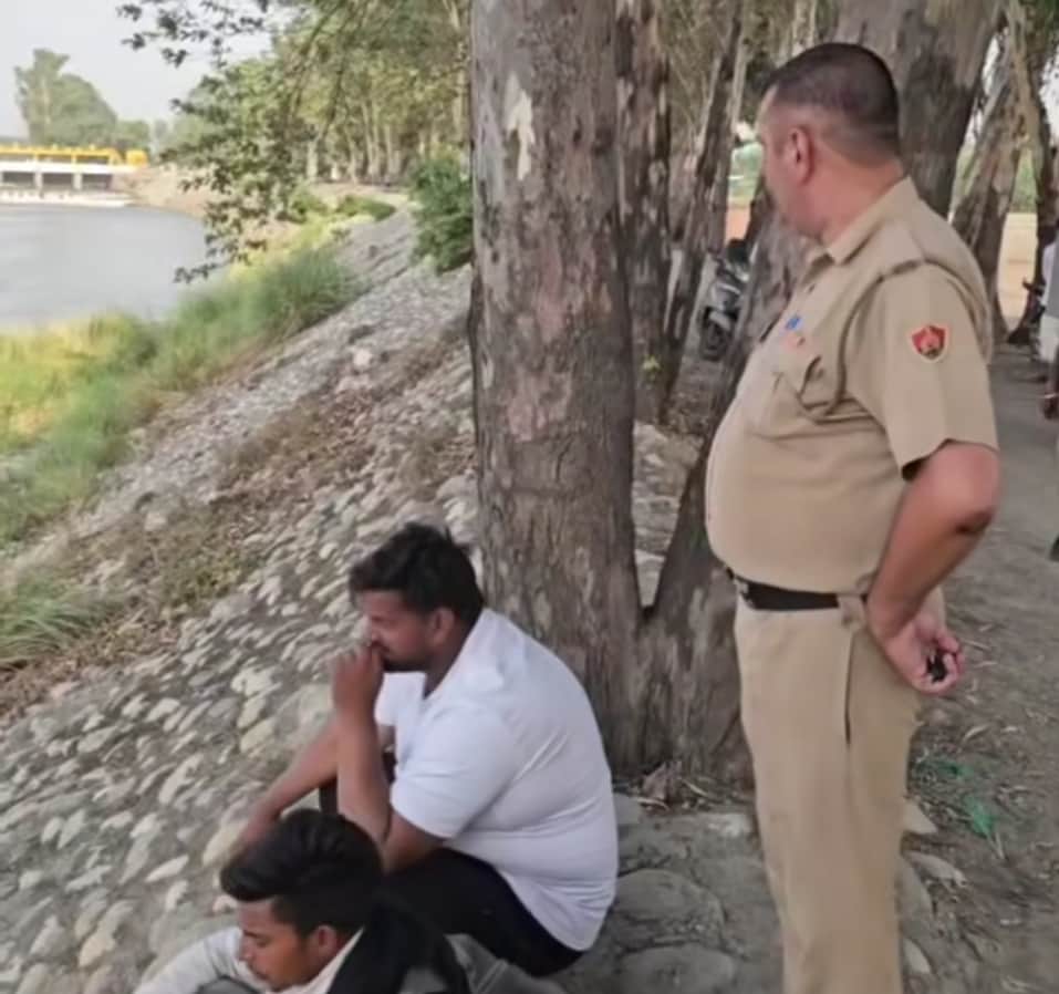 नहर के किनारे बैठे शिवम परिजन व पुलिस। सोशल मीडिया