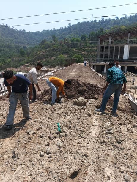 निर्माणाधीन मेडिकल कॉलेज जोलसप्पड़ के समीप रैंप वॉक से ऊपर गुजर रही थ्री  फेस लाइन के नीचे काम 