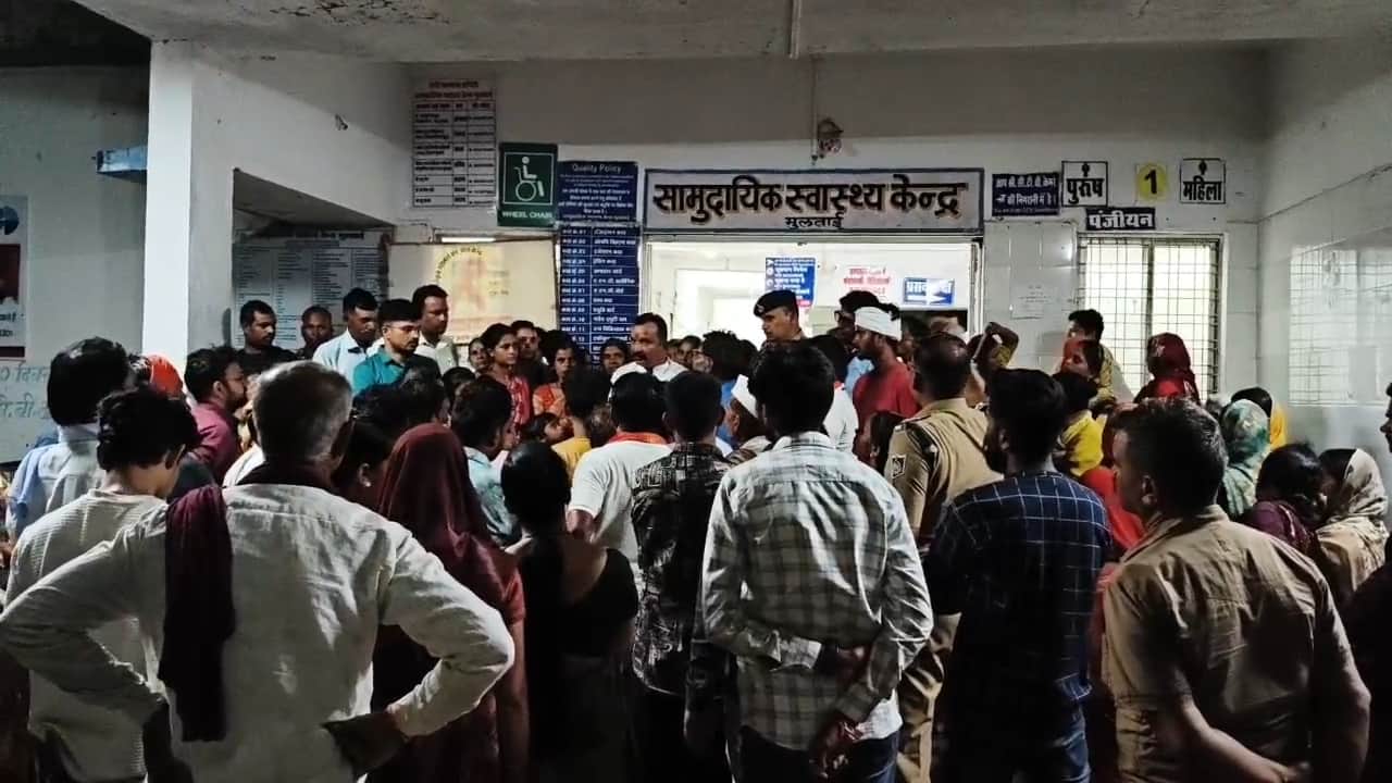 भाइयों की मौत के बाद अस्पताल पहुंचे ग्रामीण