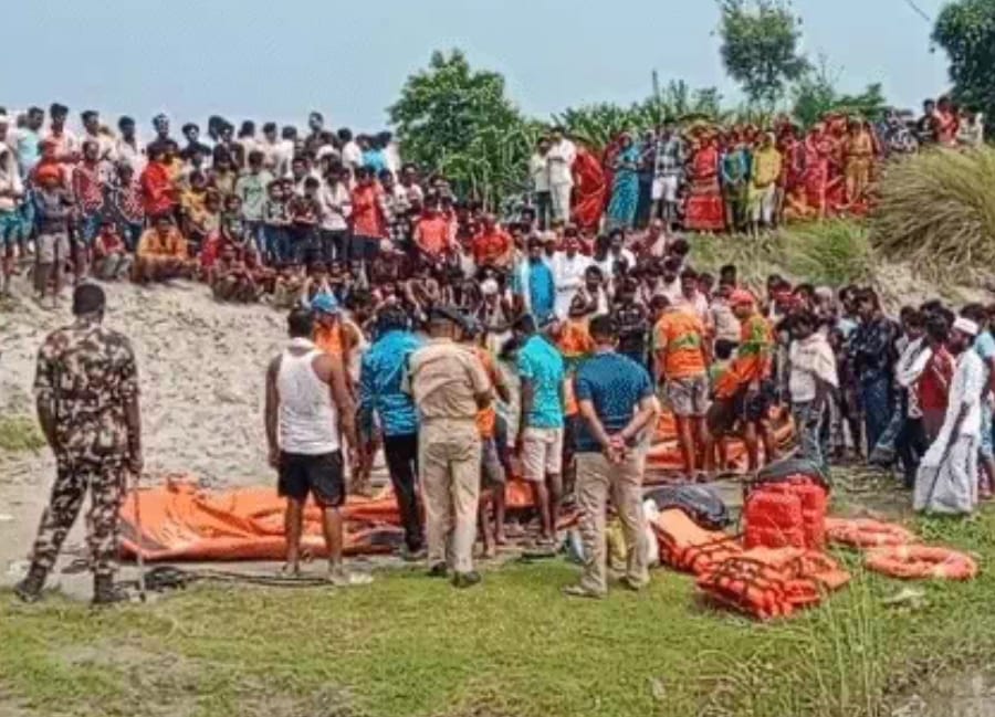 Five hours after boat capsized Kosi river no trace found SDRF team is searching people