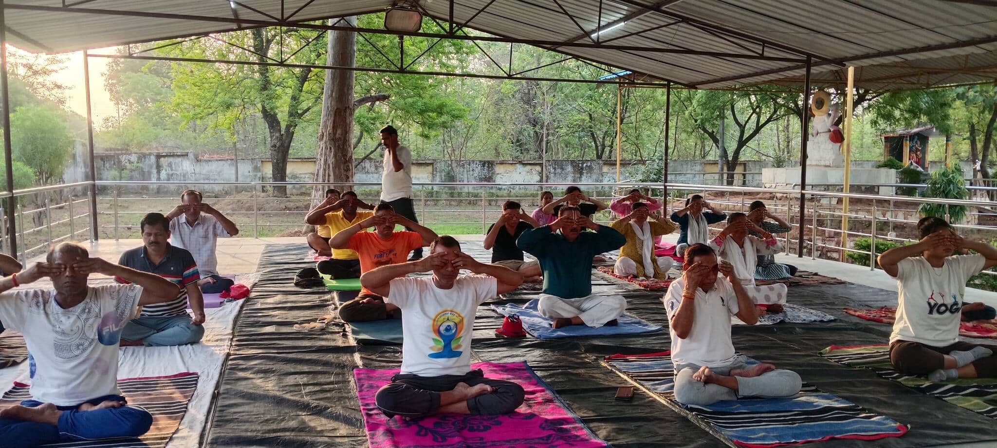 ओबरा चिल्ड्रेन पार्क में योग शिविर में योग करते प्रतिभागी। स्रोत आयोजक