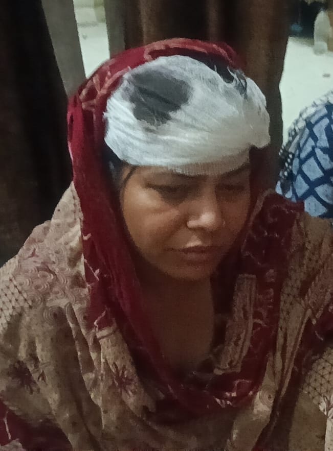पिलखुवा में रात के समय आई आंधी के दौरान मकान की दीवार गिरने से घायल हुई महिला। संवाद