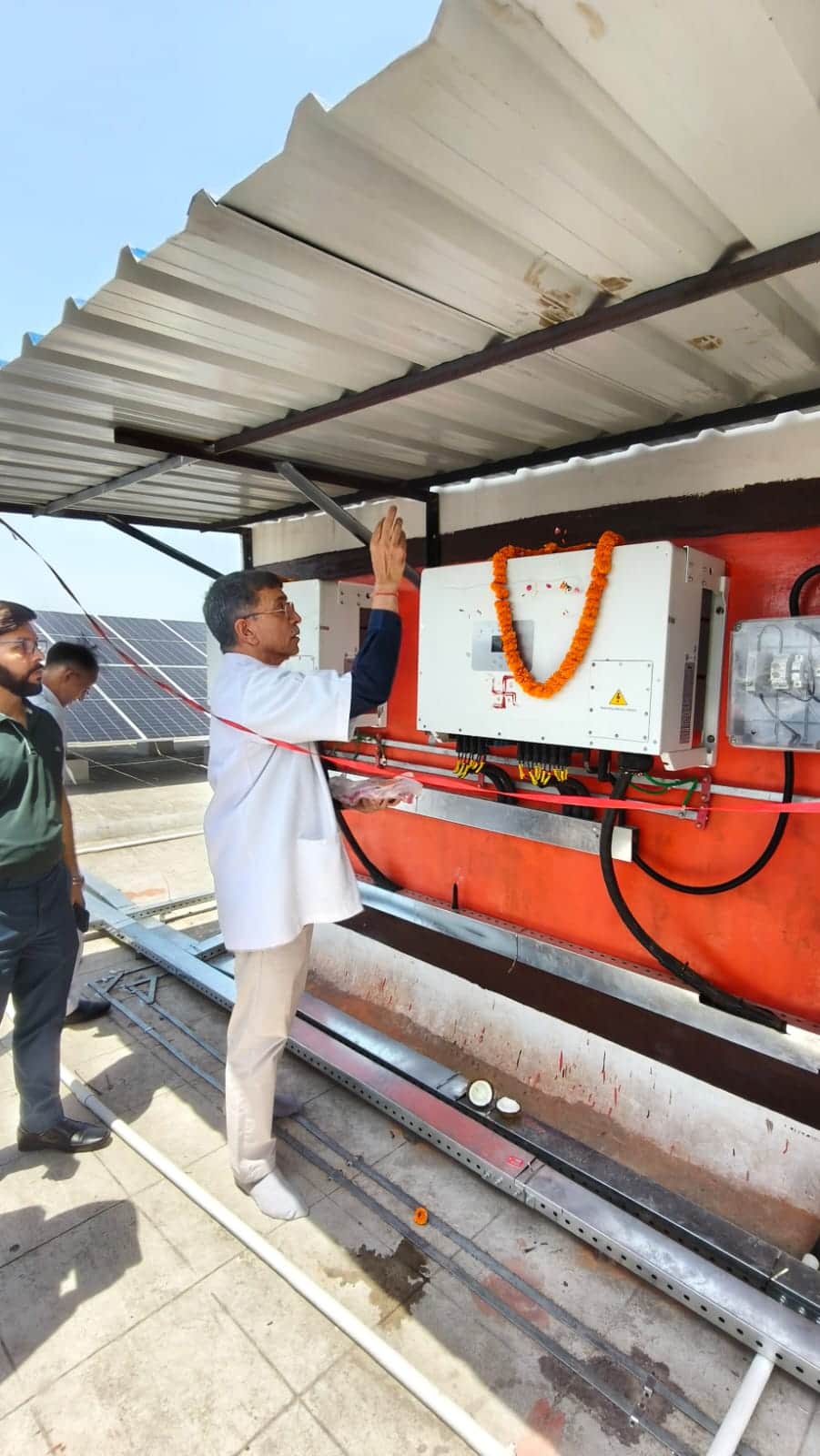 पिपरी ईएसआई चिकित्सालय में 200 किलोवाट रूफ टॉप सोलर परियोजना का शुभारंभ करते चिकित्सा अधीक्षक ड