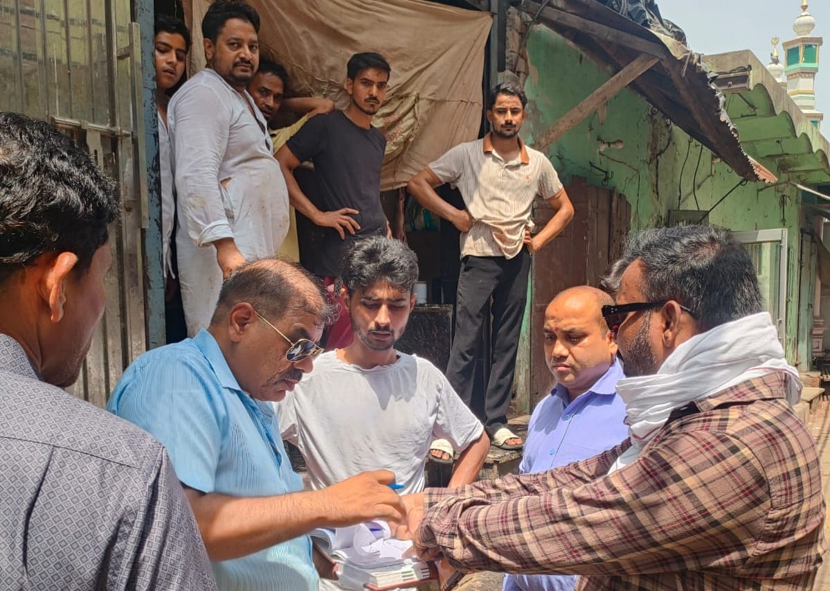 Commotion and scuffle during checks for banned polythene in Peerbauddin.