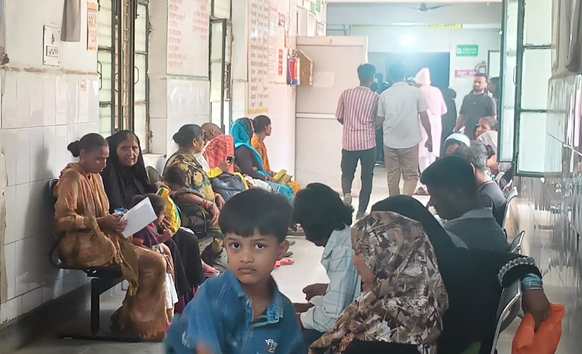 Pregnant women were forced to wait for hours as the radiologist arrived late.