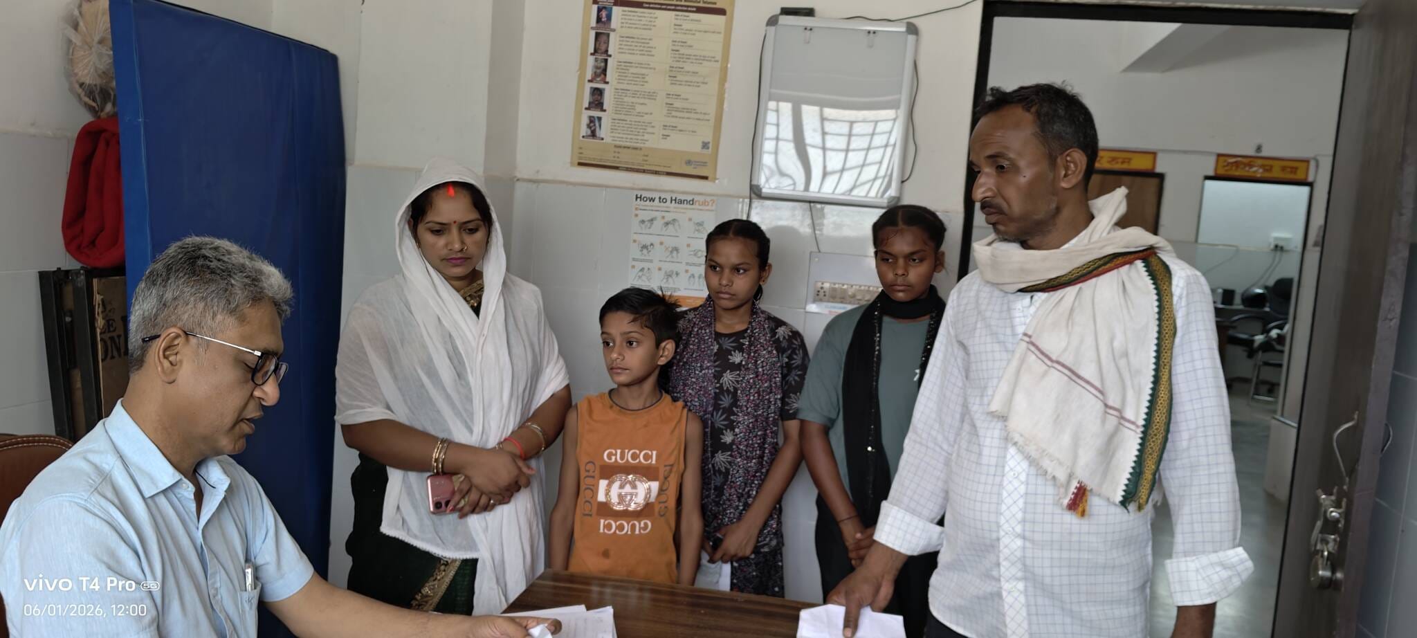 प्राथमिक स्वास्थ्य केंद्र करारी में मरीजों को देखते डॉक्टर बद्री विशाल अग्रवाल-संवाद
