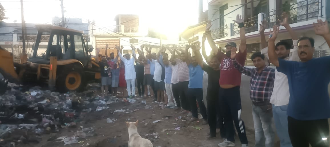 Water crisis in Mehandikheda; angry residents stop contractor's JCB.