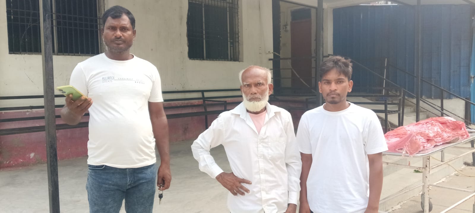 पोस्टमार्टम कराने पहुंचे परिजन