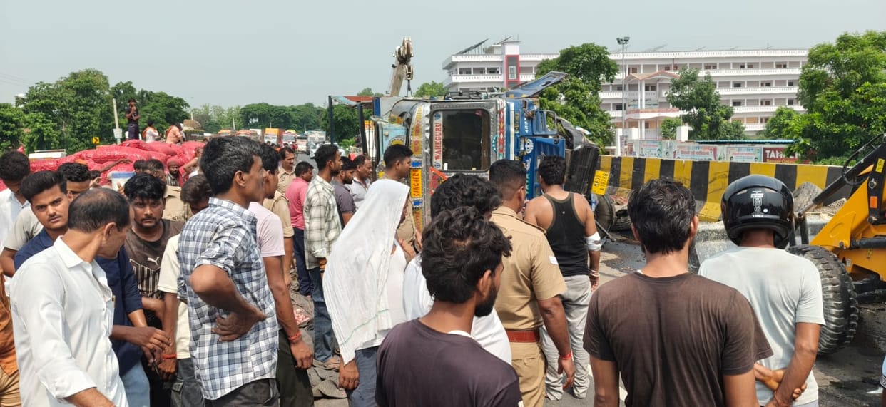 Truck overturns on Jharhi Bridge; vehicles off the highway for four hours.