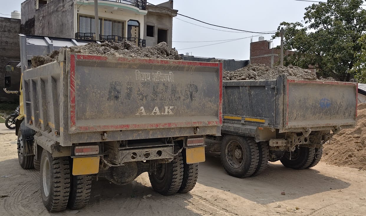 Action against illegal mining: three dumpers transporting soil without documents seized.