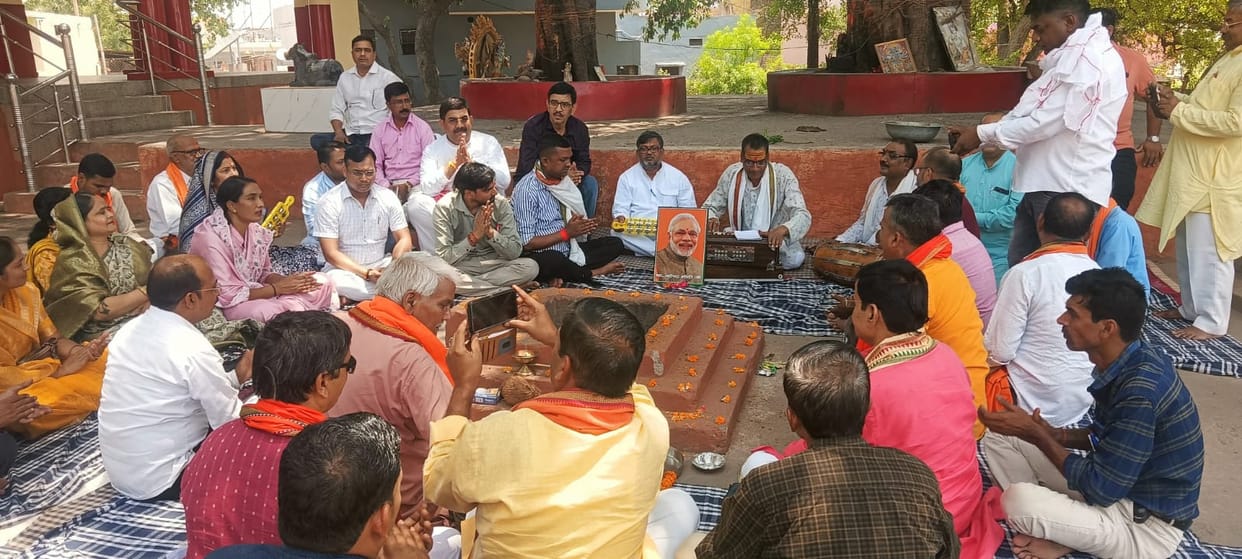 Pooja, Harikirtan and enlightened conference organized in Sonbhadra on completion of 12 years of Modi government