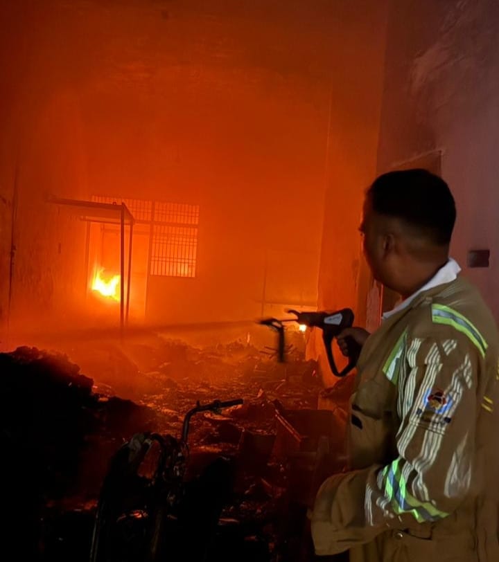 Goods worth lakhs burnt to ashes in a massive fire at a showroom