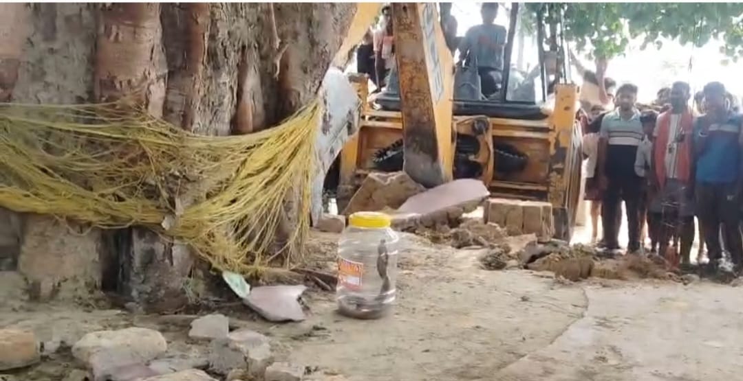 Peepal Chauraha became death trap in Siwan Sonu and Siddharth died due to snake bite