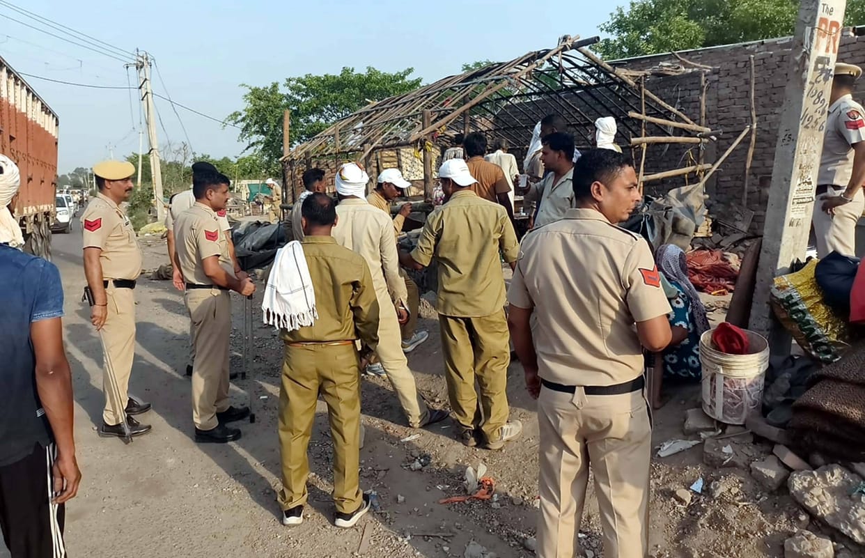 The administration launched an anti-encroachment drive in front of Gurdwara Manji Sahib.