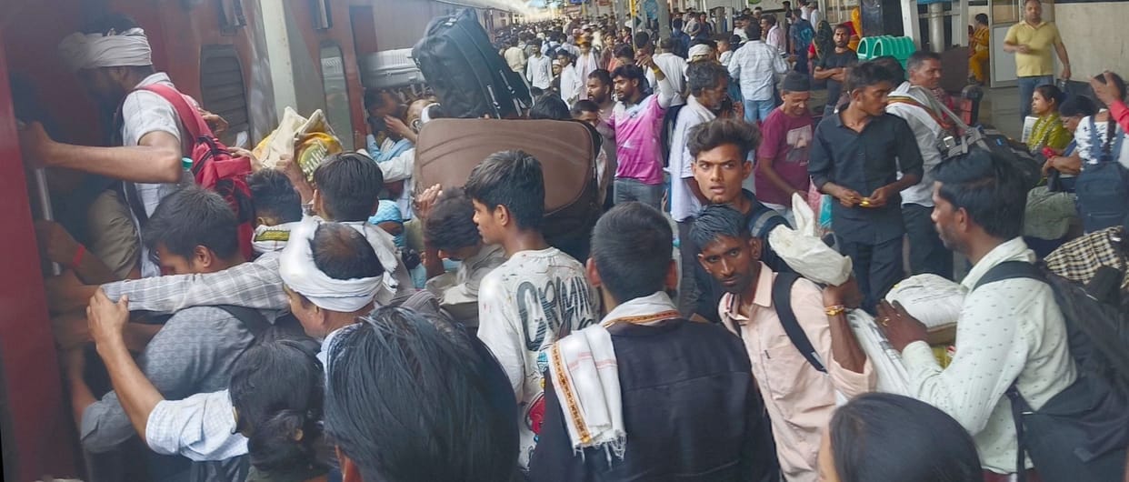 Arguments between passengers and candidates for seats in trains