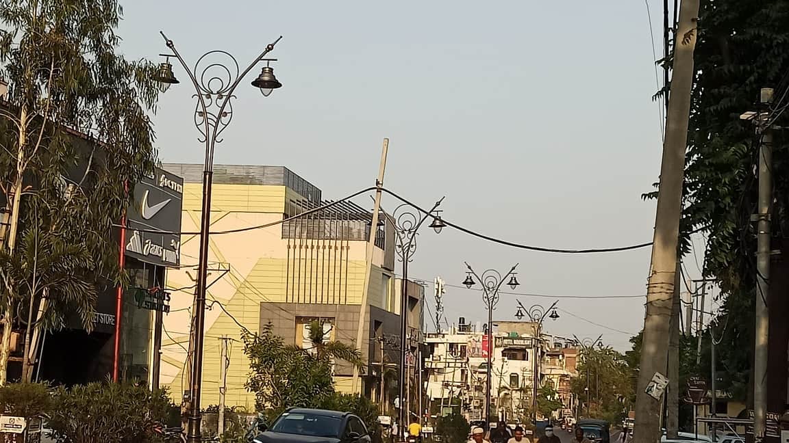 शहर में लगी फैंसी लाइटें। संवाद
