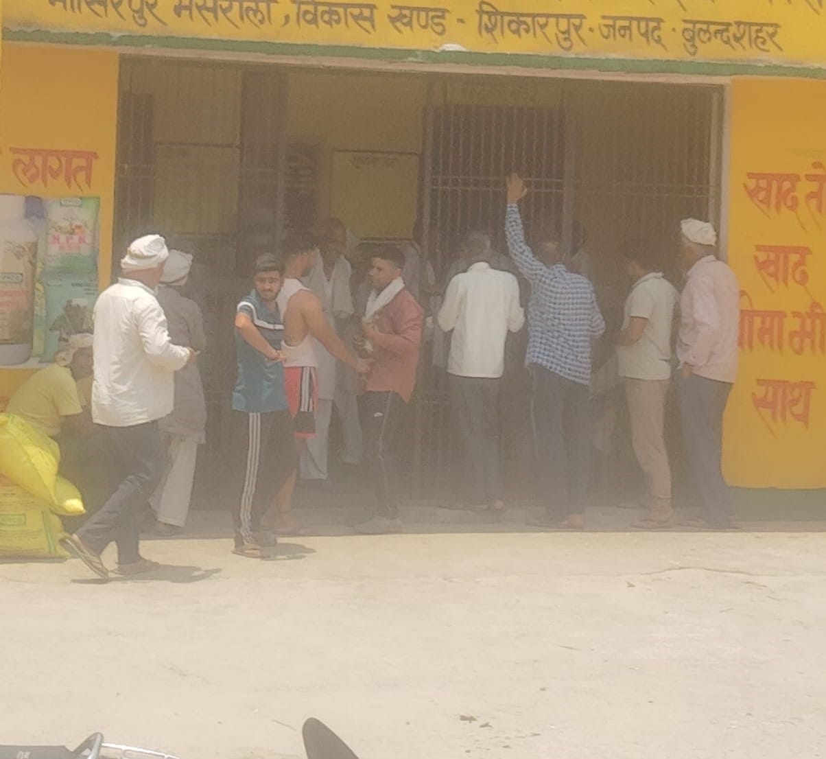 Urea reaches cooperative societies; farmers gather.